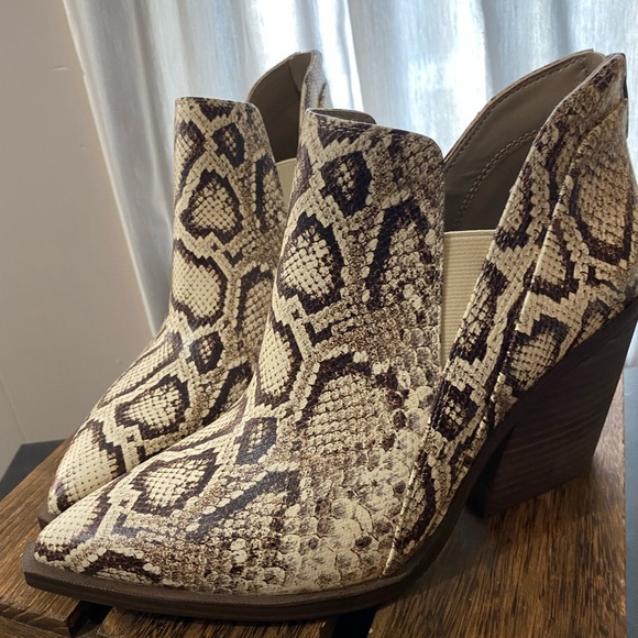 VINCE CAMUTO GRADINA Reptille snake skin Ankle Boots size 9 - Picture 4 of 10